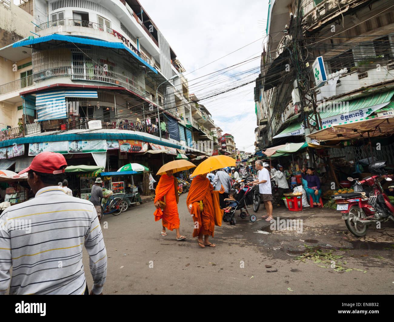 Scène de rue avec deux moines bouddhistes à Phnom Penh, Cambodge, Asie. Banque D'Images