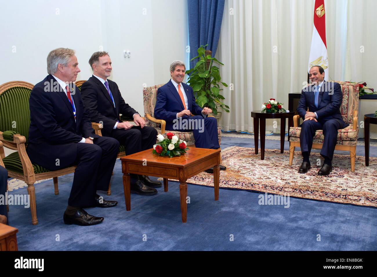 Le secrétaire d'Etat John Kerry, Ambassadeur des États-Unis en Égypte Stephen Beecroft, et Conseiller principal David Thorne - le Département d'État's point personne sur le développement économique égyptien - s'asseoir avec le président égyptien Abdel Fattah al-Sisi, au centre des congrès à Charm el-Cheikh, Egypte, le 13 mars 2015, avant une réunion bilatérale et leur participation à une conférence sur le développement de l'Égypte. Banque D'Images