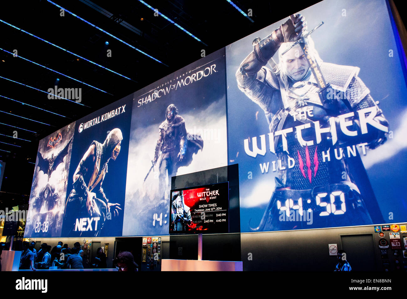 The Witcher et l'ombre de Mordor affiche jeux parmi les stands à la 2014 E3 dans le centre-ville de Los Angeles. Banque D'Images