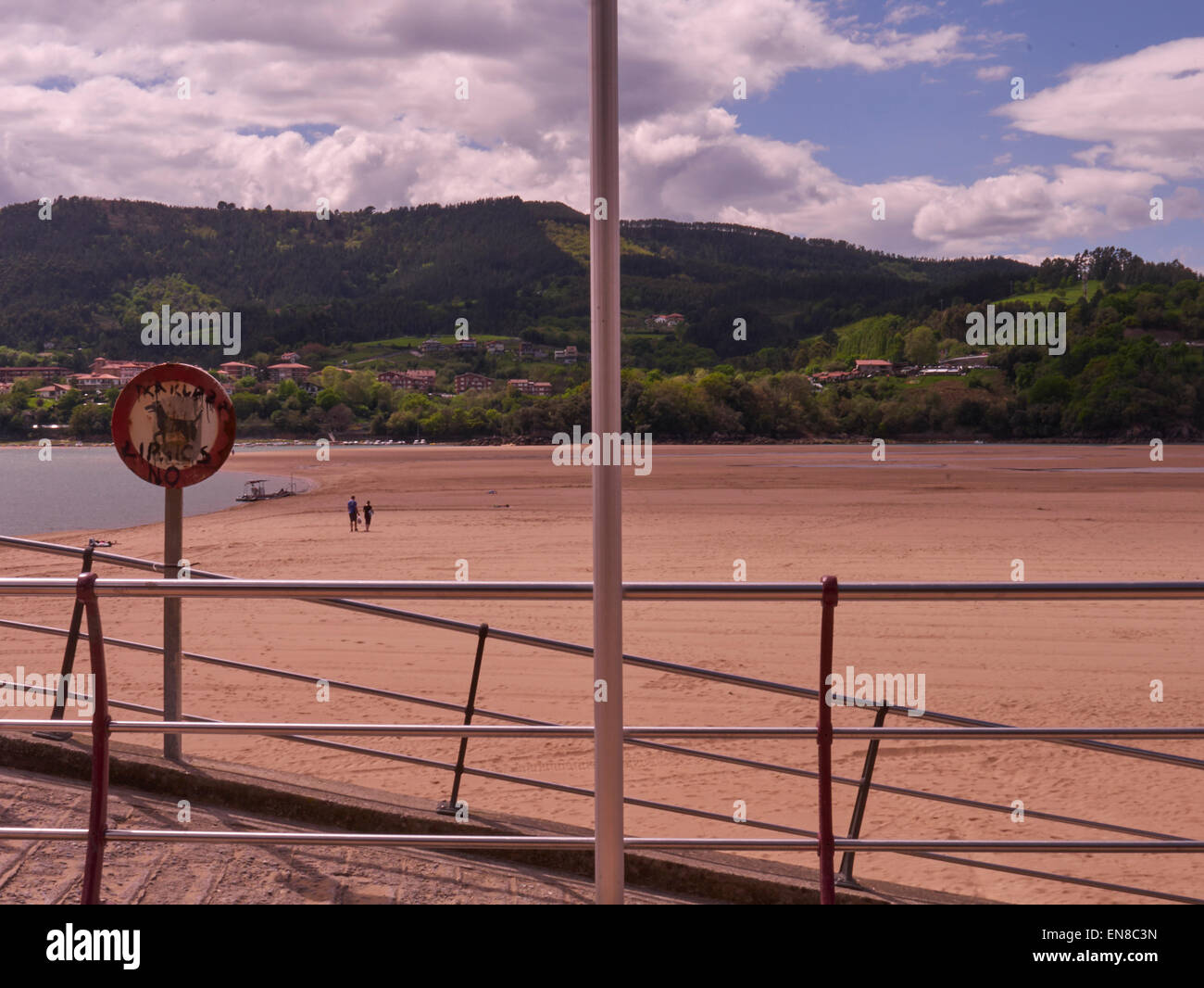 Le Pays Basque ou Pays Basque est une communauté autonome du nord de l'Espagne. Il comprend les provinces d'Alava, Biscaye et Guipúzcoa. Vitoria-Gasteiz est la municipalité la plus importante en termes d'espace physique, mais Bilbao est la ville la plus grande de la population. Banque D'Images