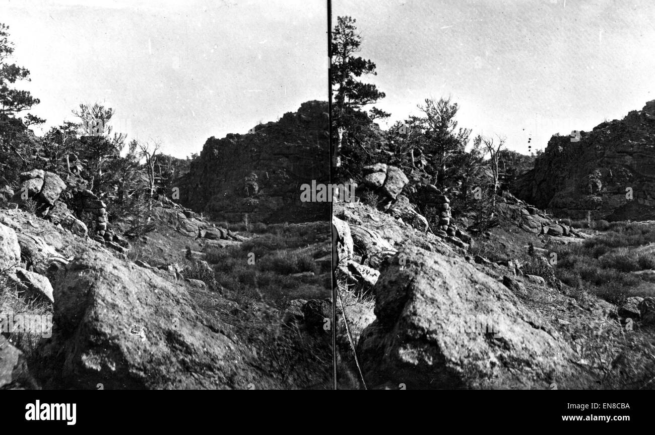 Cette photographie de 1869 capture la porte des Devils de Dale Creek dans le comté d'Albany, Wyoming. L'image met en valeur le terrain accidenté et la beauté naturelle de l'Ouest américain au 19ème siècle. Banque D'Images