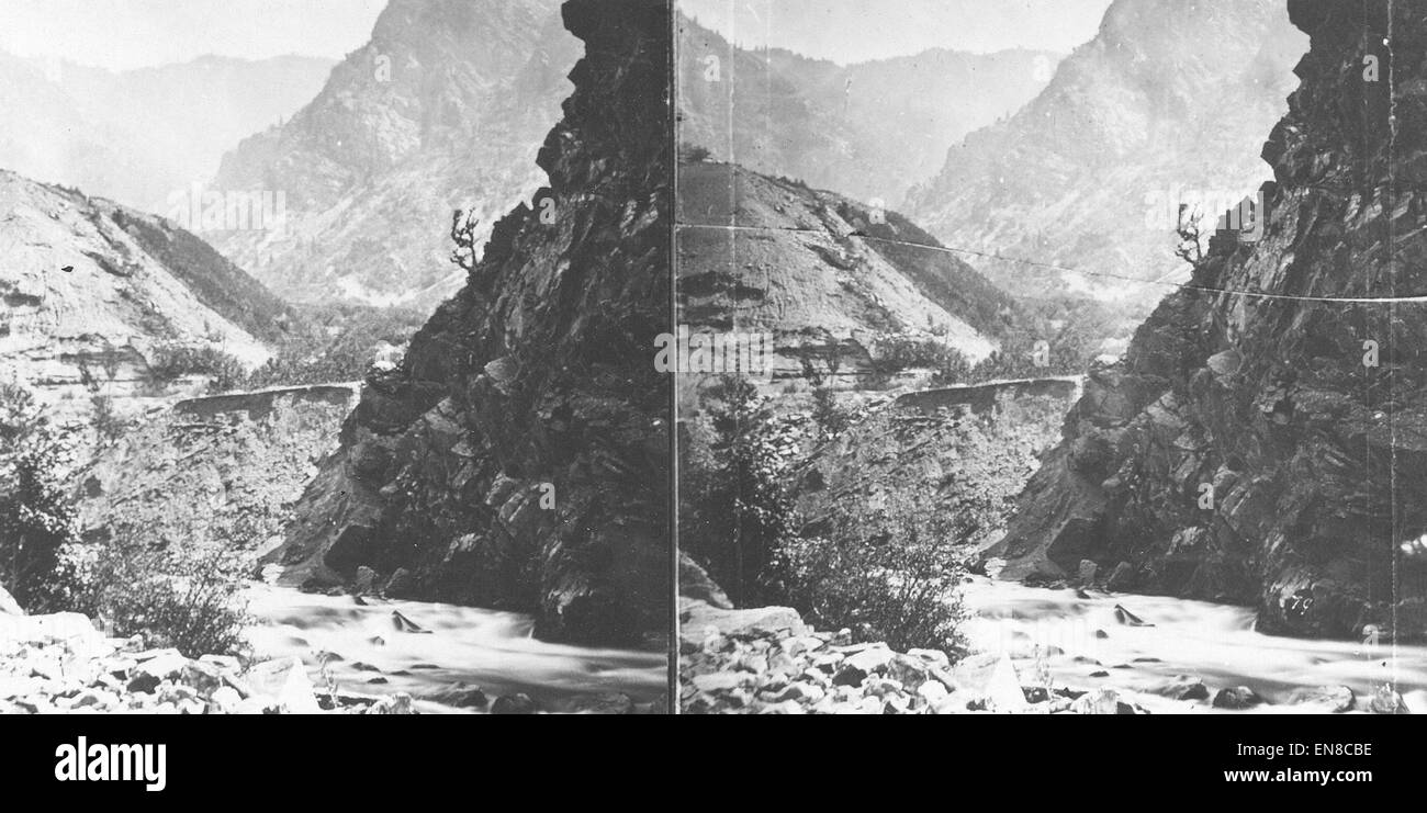 Devils Gate à Weber Canyon, Utah, photographiée en 1869, est une formation naturelle spectaculaire connue pour ses caractéristiques géologiques saisissantes. Le canyon est un point de repère important dans le comté de Weber avec une riche histoire géologique. Banque D'Images