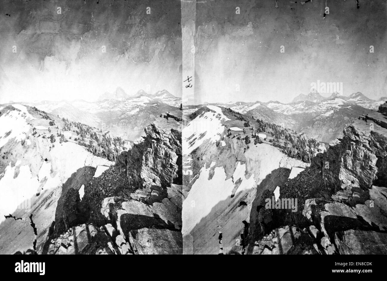 Cette photographie du parc national de Grand Teton dans le Wyoming, prise en 1872, met en valeur la beauté sauvage de la chaîne des Teton. L’image capture le paysage montagneux majestueux, caractéristique de la géologie unique du parc et de sa nature sauvage préservée. Banque D'Images