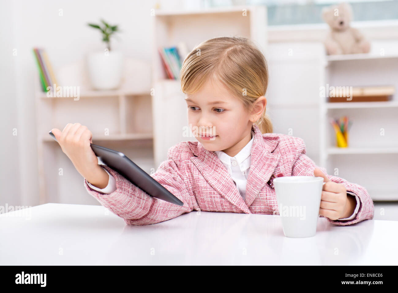 Little girl using tablet computer Banque D'Images