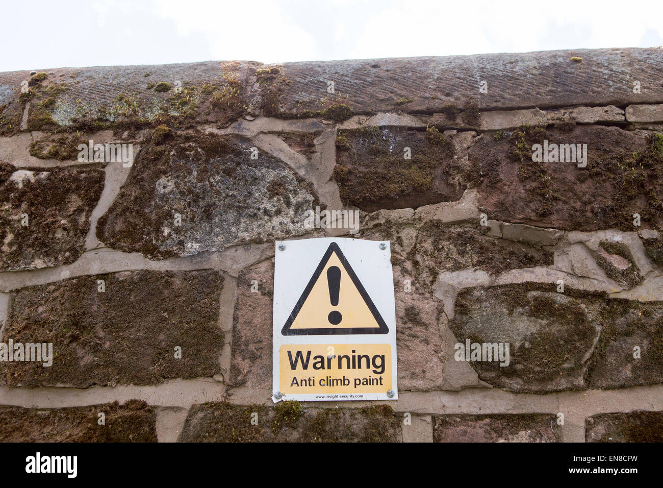 Anti avertissement signe de montée sur un mur de briques Banque D'Images