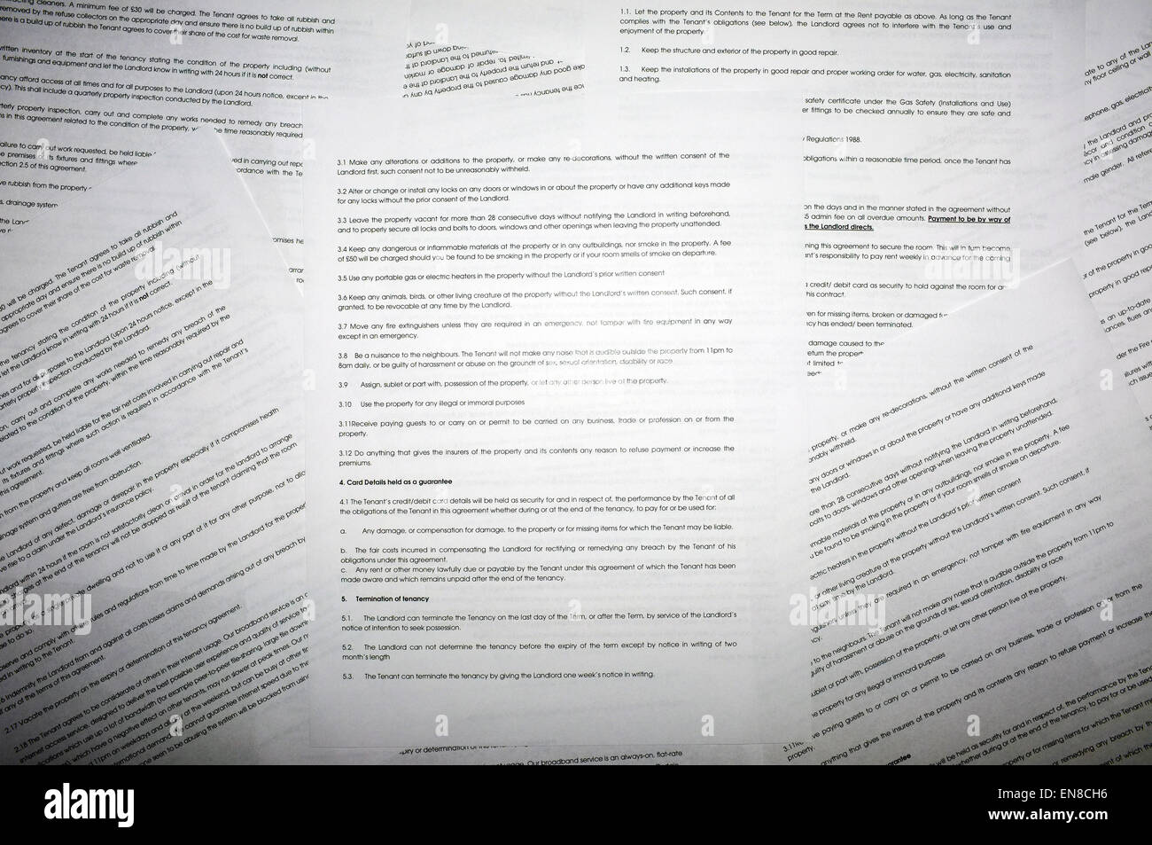 Les petits caractères visibles sur une sélection de documents. Banque D'Images