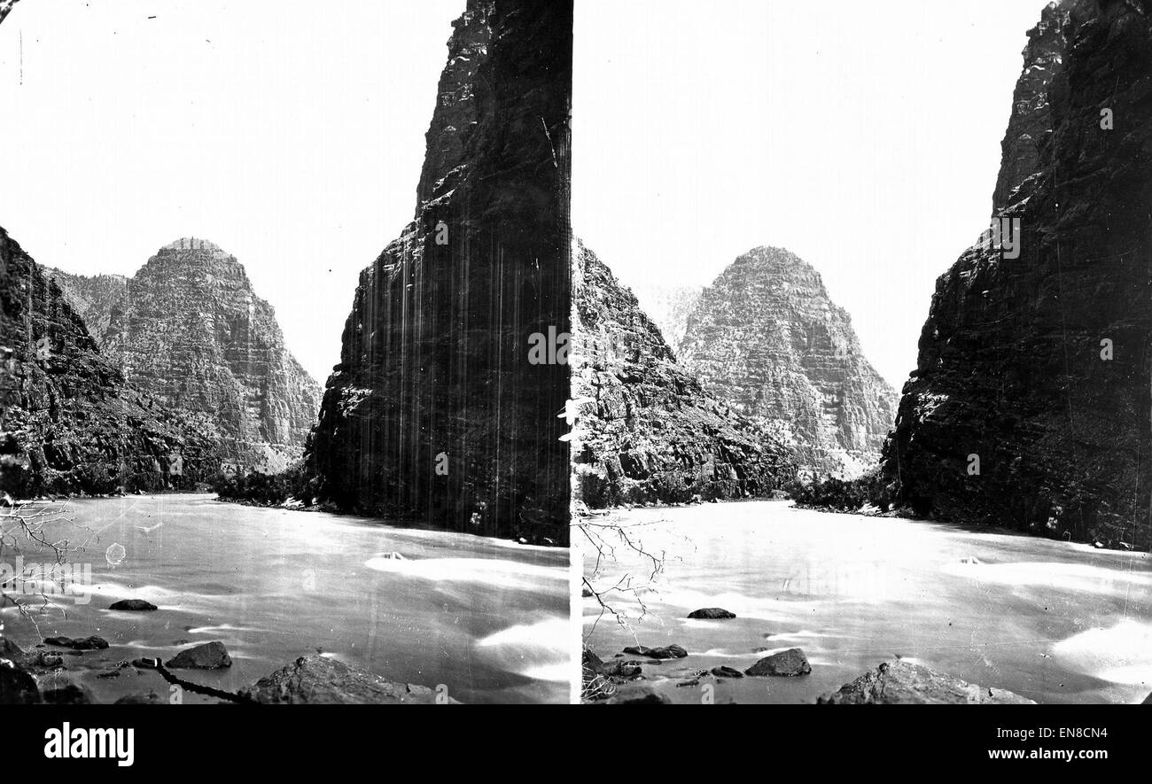 Cette image offre une vue rapprochée de la Haystack, une formation rocheuse importante dans le canyon de Lodore, situé le long de la rivière Green. Les caractéristiques géologiques naturelles du canyon sont mises en évidence dans cette représentation pittoresque du paysage de la rivière. Banque D'Images Cette image offre une vue rapprochée de la Haystack, une formation rocheuse importante dans le canyon de Lodore, situé le long de la rivière Green. Les caractéristiques géologiques naturelles du canyon sont mises en évidence dans cette représentation pittoresque du paysage de la rivière. Banque D'Images