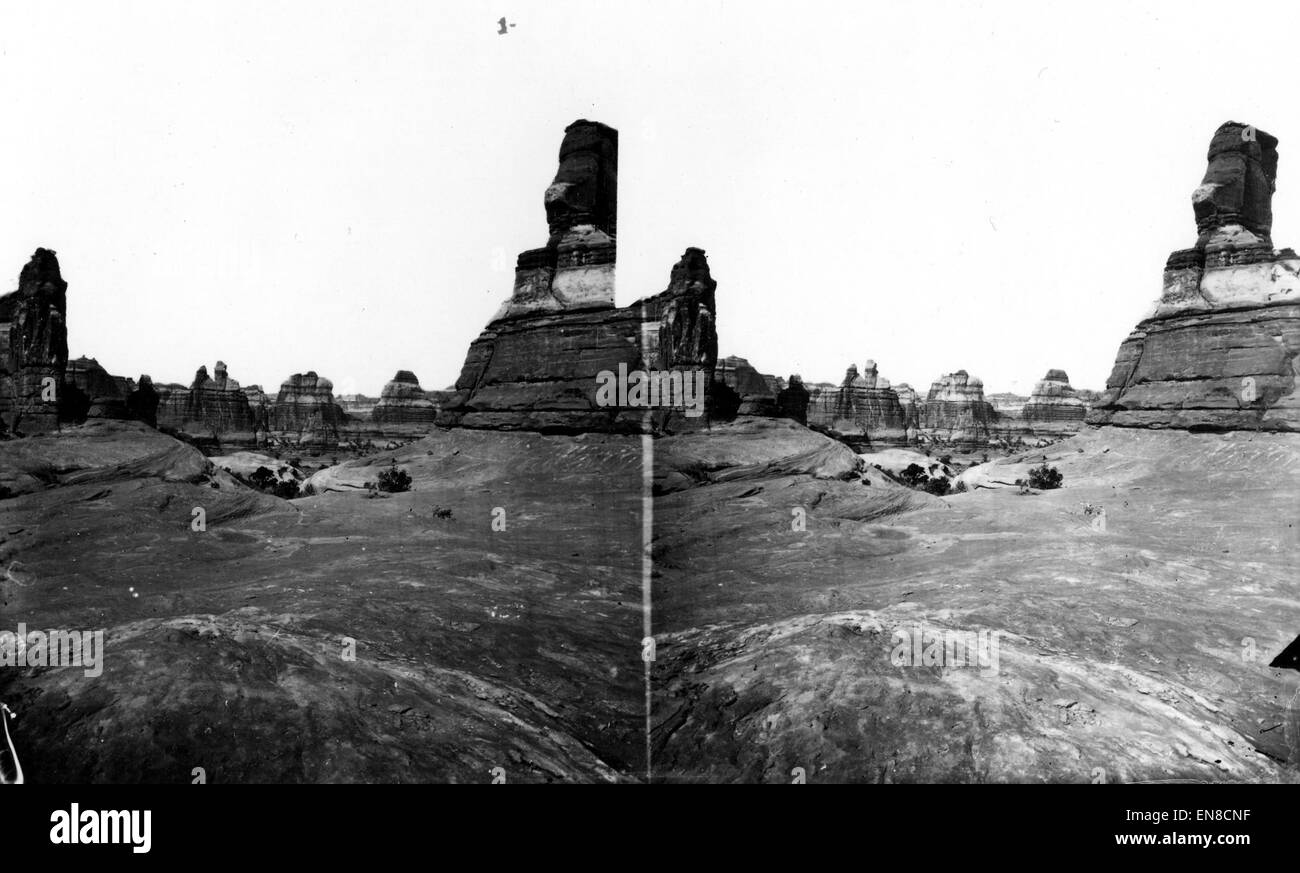 Une photographie capturant une vue panoramique du sommet du pays à un carrefour, mettant en valeur le paysage depuis un point de vue élevé. L'image met en évidence le terrain naturel et la géographie. Banque D'Images
