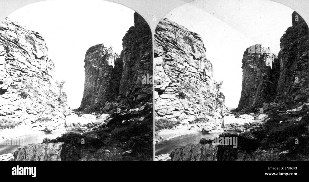 Cette photographie de 1870 capture le magnifique paysage des montagnes Rocheuses à Devil’s Gate, Wyoming. L’image met en valeur le paysage spectaculaire, mettant en évidence les formations géologiques et la beauté sauvage qui caractérisent l’environnement naturel de la région. Banque D'Images