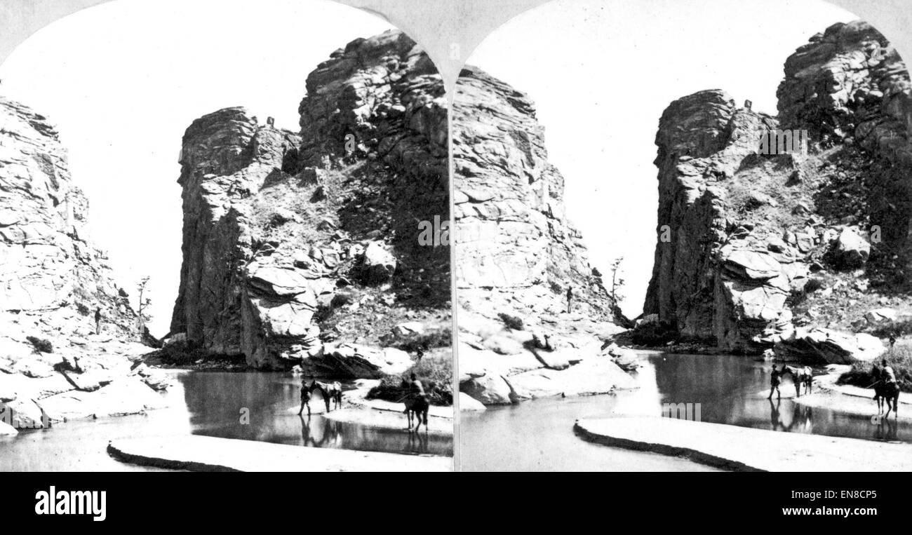 Cette image vintage capture une vue pittoresque du paysage des montagnes Rocheuses près de Devil's Gate dans le Wyoming, prise en 1870. La photographie met en valeur le paysage montagneux majestueux et la beauté naturelle de l'Ouest américain. Banque D'Images