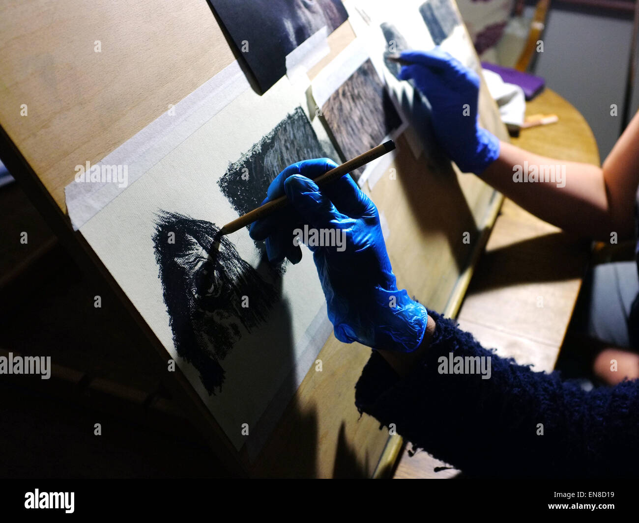Les mains de deux artistes crée de l'art à l'aide de crayons pastels. Banque D'Images