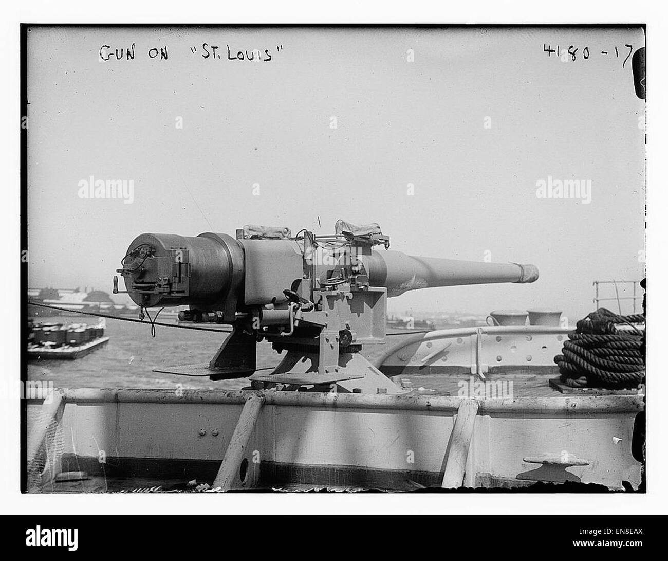 L’image capture des pièces d’artillerie historiques positionnées dans des groupes Louis, reflétant les fortifications militaires utilisées lors d’événements importants dans le passé de la région. Banque D'Images