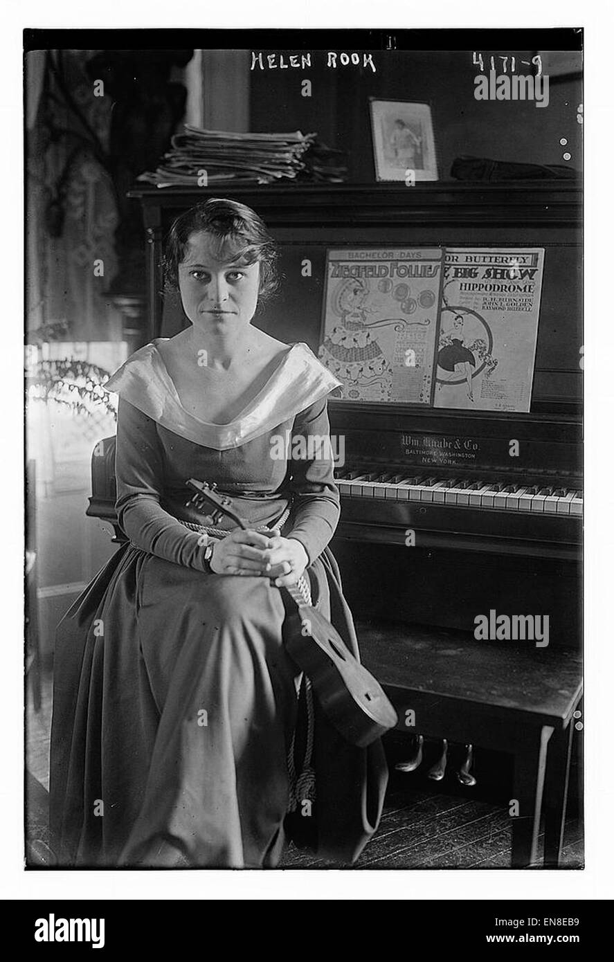 Helen Rook était une artiste connue pour ses représentations détaillées de la vie quotidienne, capturant la simplicité et la beauté des scènes ordinaires à travers son style de peinture. Banque D'Images