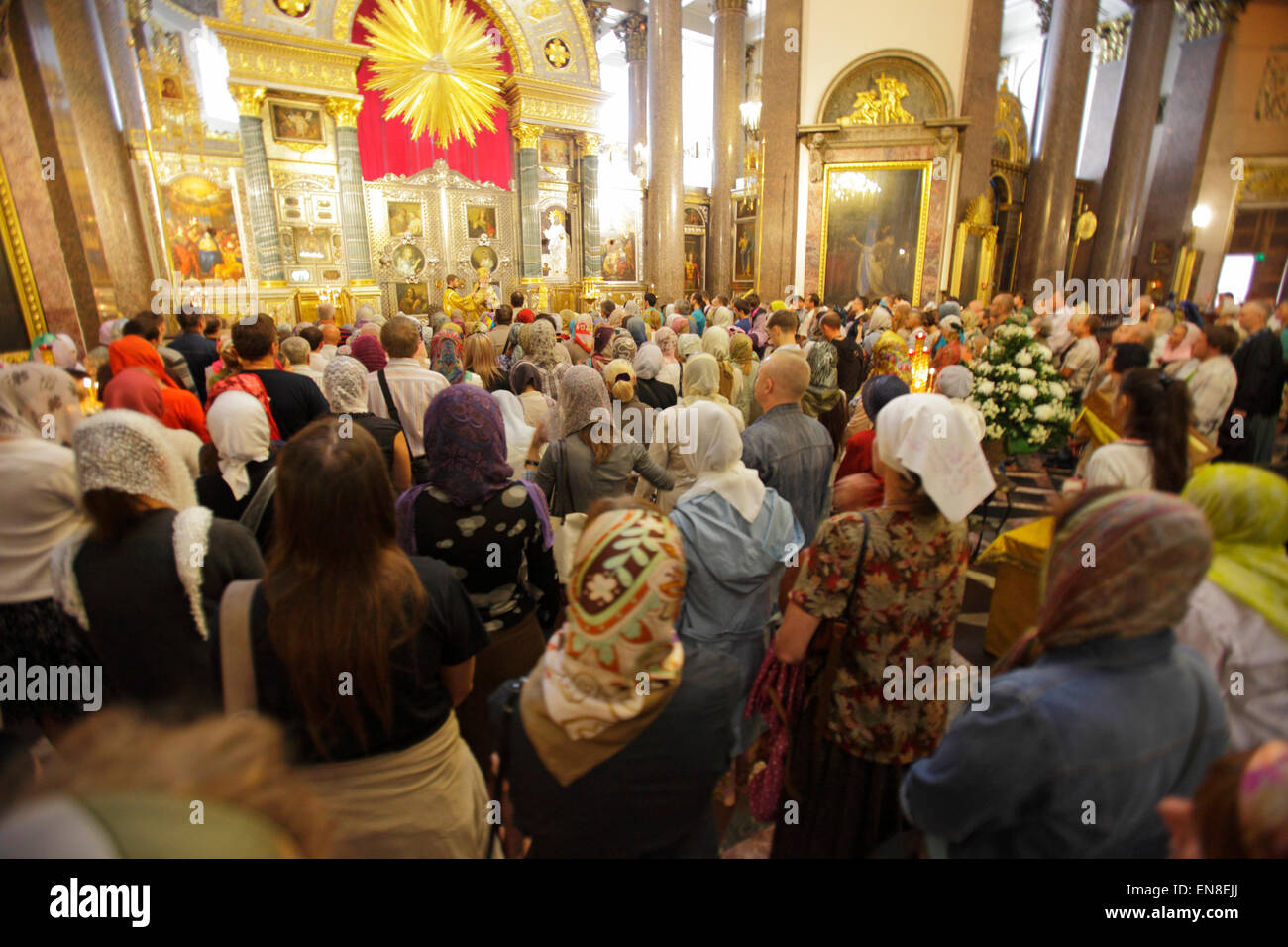 Fidèles à la Cathédrale de Kazan, Saint Petersburg, Russie Banque D'Images