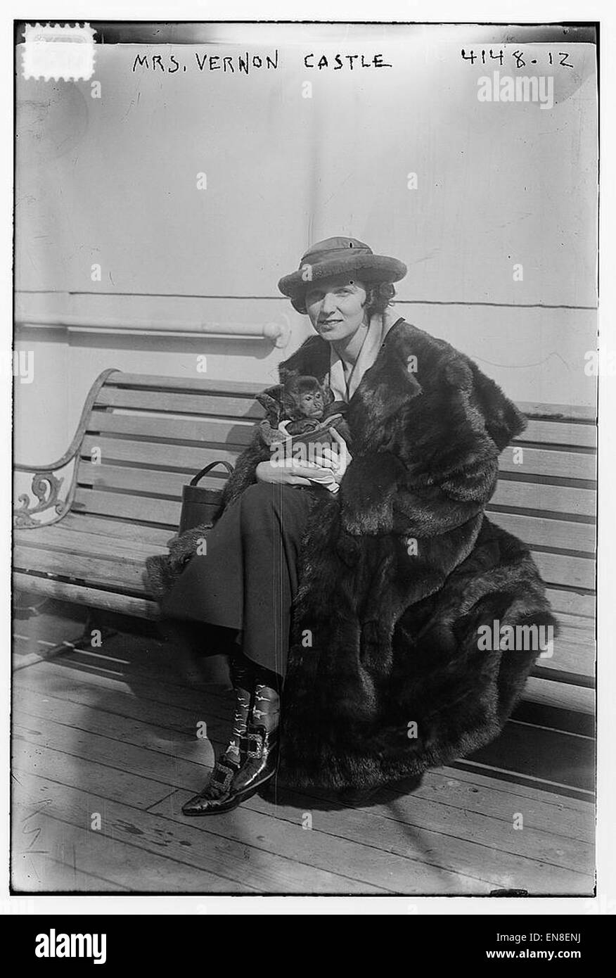Ce portrait de MRS Vernon Castle, danseuse et socialite de renom, capture l'élégance et la sérénité pour lesquelles elle était connue dans la société américaine du début du XXe siècle. L'œuvre reflète son statut de figure culturelle influente. Banque D'Images