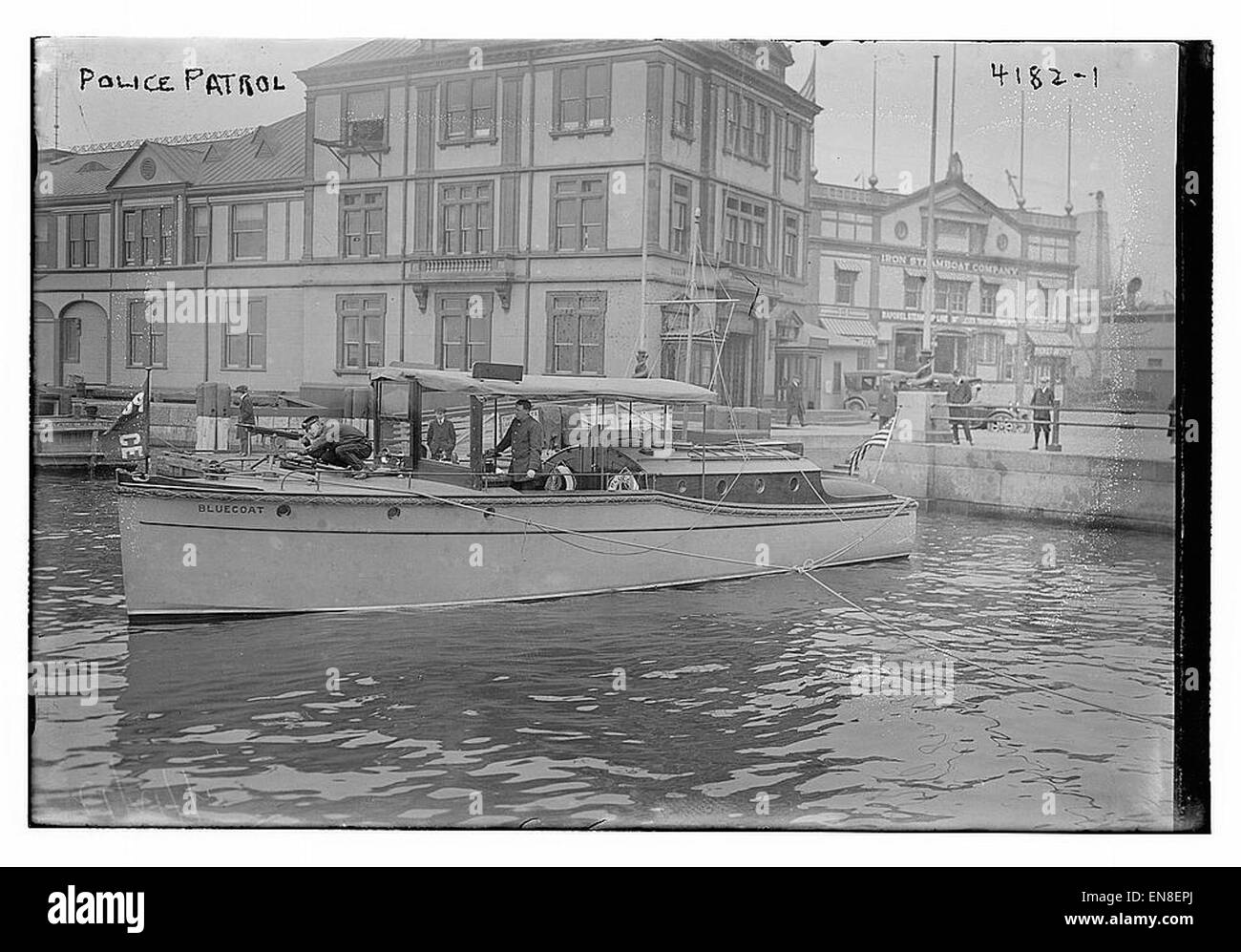 La peinture « patrouille de police » représente un policier en patrouille, soulignant le rôle de la police dans le maintien de l’ordre et de la sécurité. Il capture les devoirs quotidiens des forces de l'ordre, mettant en valeur leur présence et leur autorité. Banque D'Images