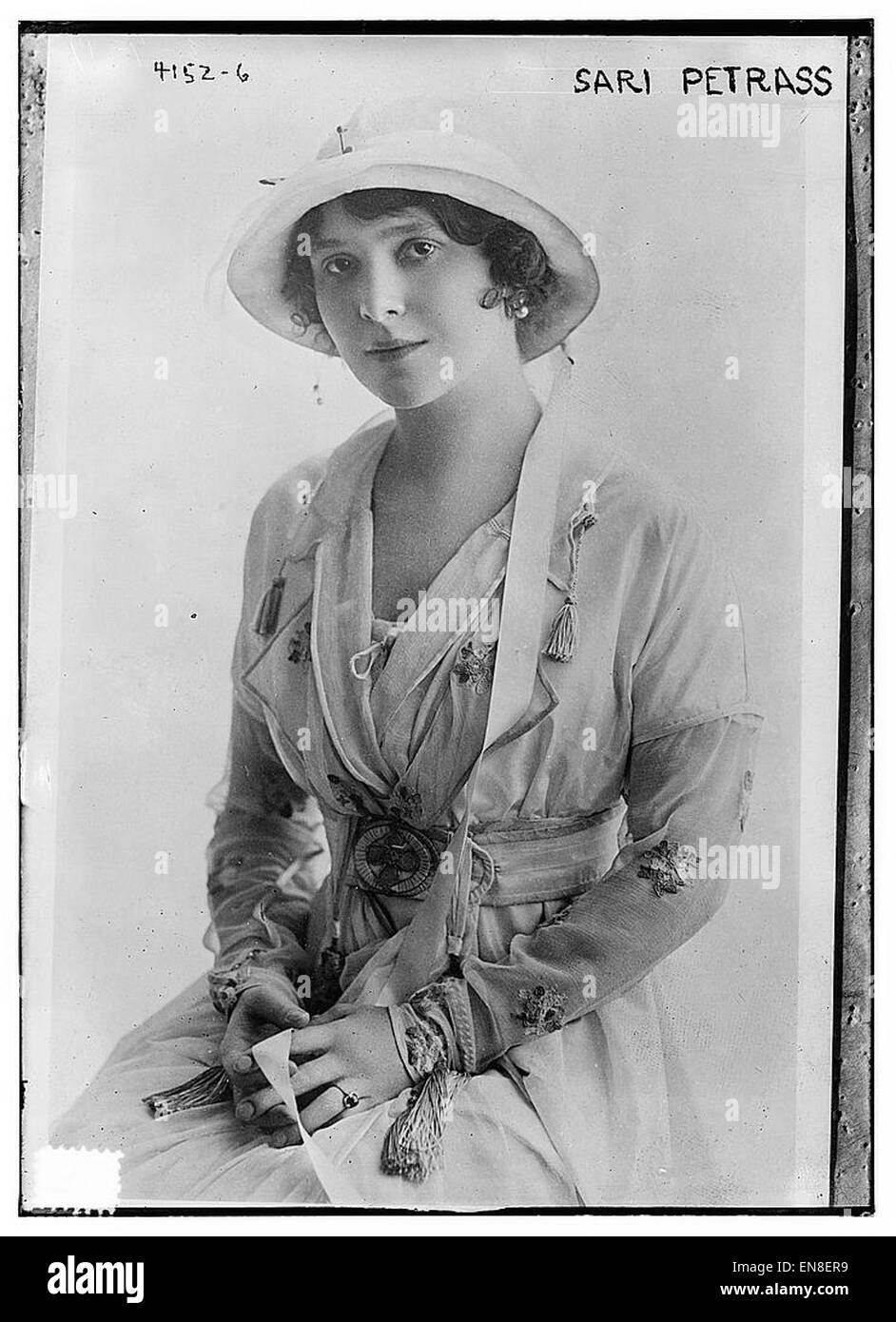 Sari Petrass est un artiste connu pour ses œuvres contemporaines qui mêlent styles modernes et éléments traditionnels, créant des pièces qui reflètent à la fois les tendances actuelles et l'art intemporel. Banque D'Images