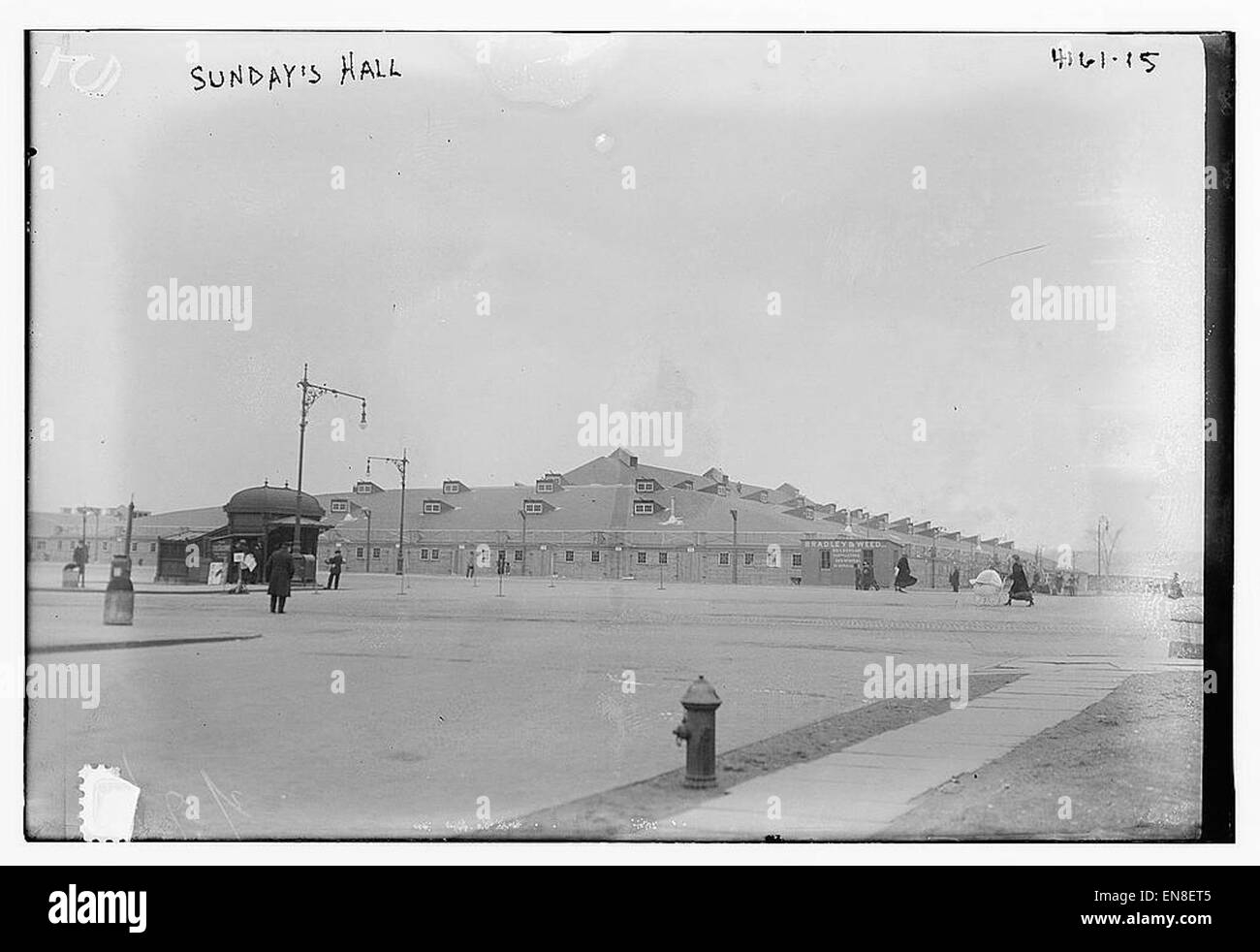 Une image historique de Sunday's Hall, un bâtiment emblématique connu pour son importance architecturale et culturelle. La salle a été un centre pour divers événements et rassemblements au fil du temps. Banque D'Images