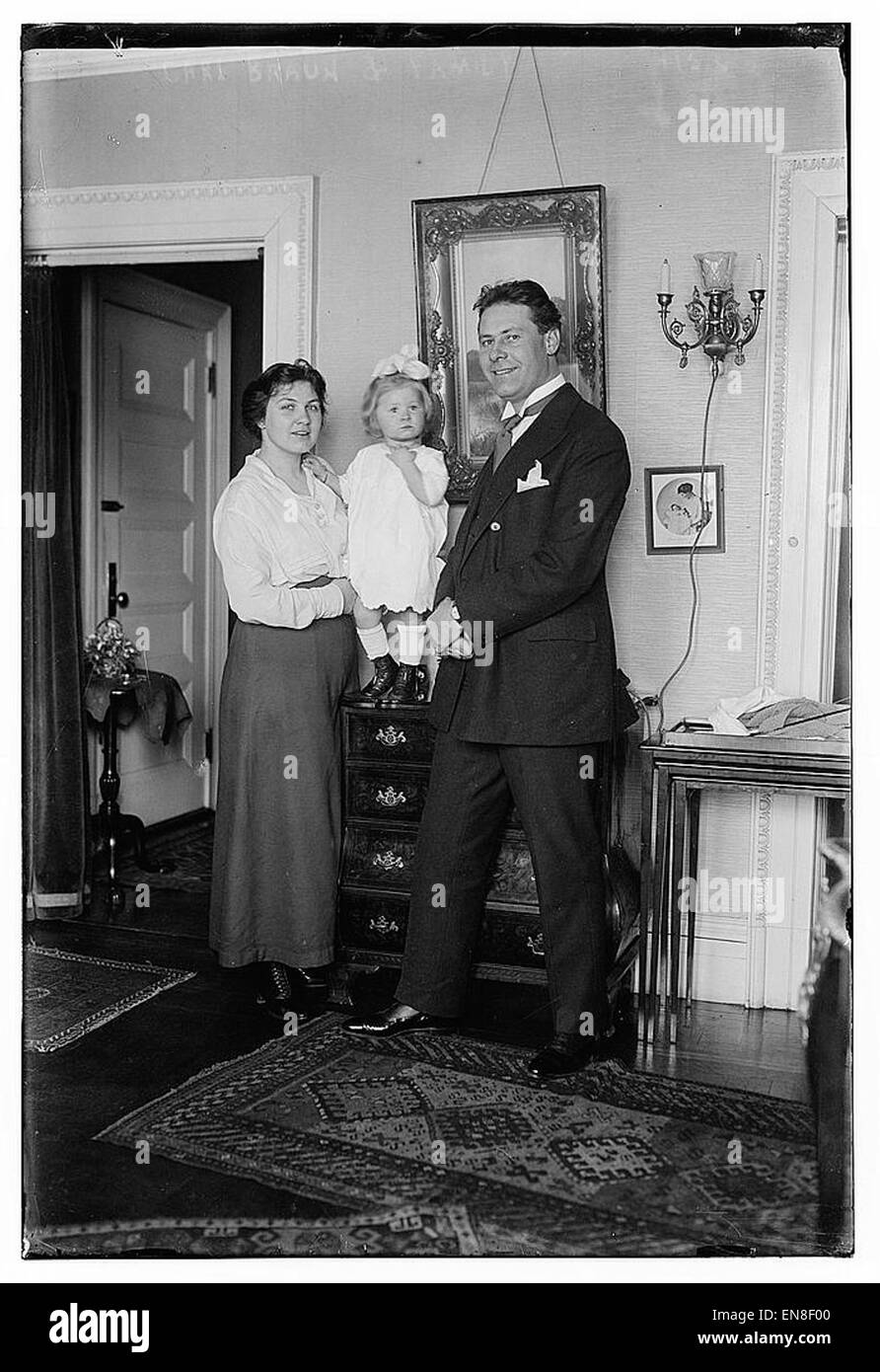 Portrait de famille vintage de Carl Braun, mettant en valeur l'habileté de l'artiste à capturer des moments personnels et des relations familiales à travers le portrait. Banque D'Images