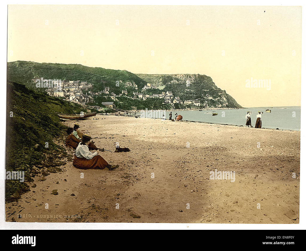 Cette photographie capture le littoral pittoresque de Runswick Sands dans le Yorkshire, en Angleterre, situé près de la ville de Whitby. L'image met en valeur le littoral accidenté, la plage de sable et la beauté naturelle de cette zone emblématique sur la côte de la mer du Nord. Banque D'Images
