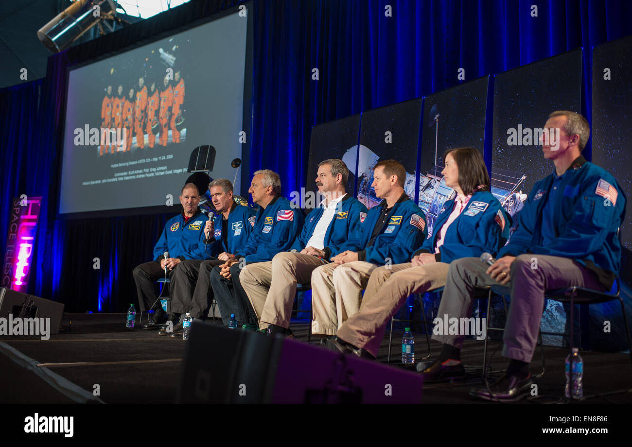 L'équipage du STS-125, dont John Grunsfeld, Michael T. Good, Mike Massimino, Scott Altman, Gregory C. Johnson, Megan McArthur Behnken et Andrew Feustel ont participé à un panel célébrant le 25e anniversaire du télescope spatial Hubble le 25 avril 2015 au Smithsonian Steven F. Udvar-Hazy Center de Chantilly, en Virginie. Banque D'Images