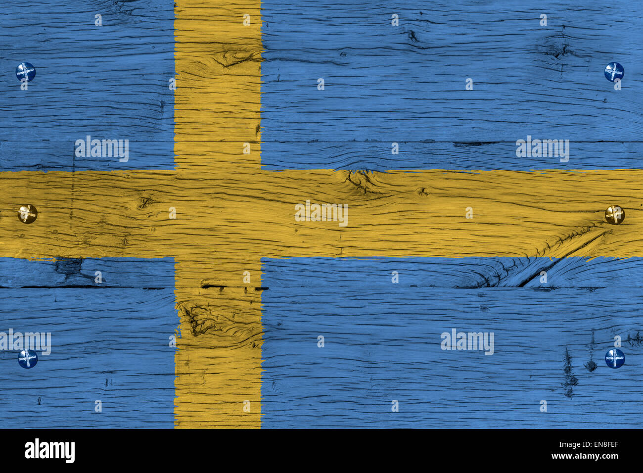 Royaume de Suède, drapeau national suédois. La peinture est colorée sur bois de vieux train transport. Fixation par vis ou boulons. Banque D'Images