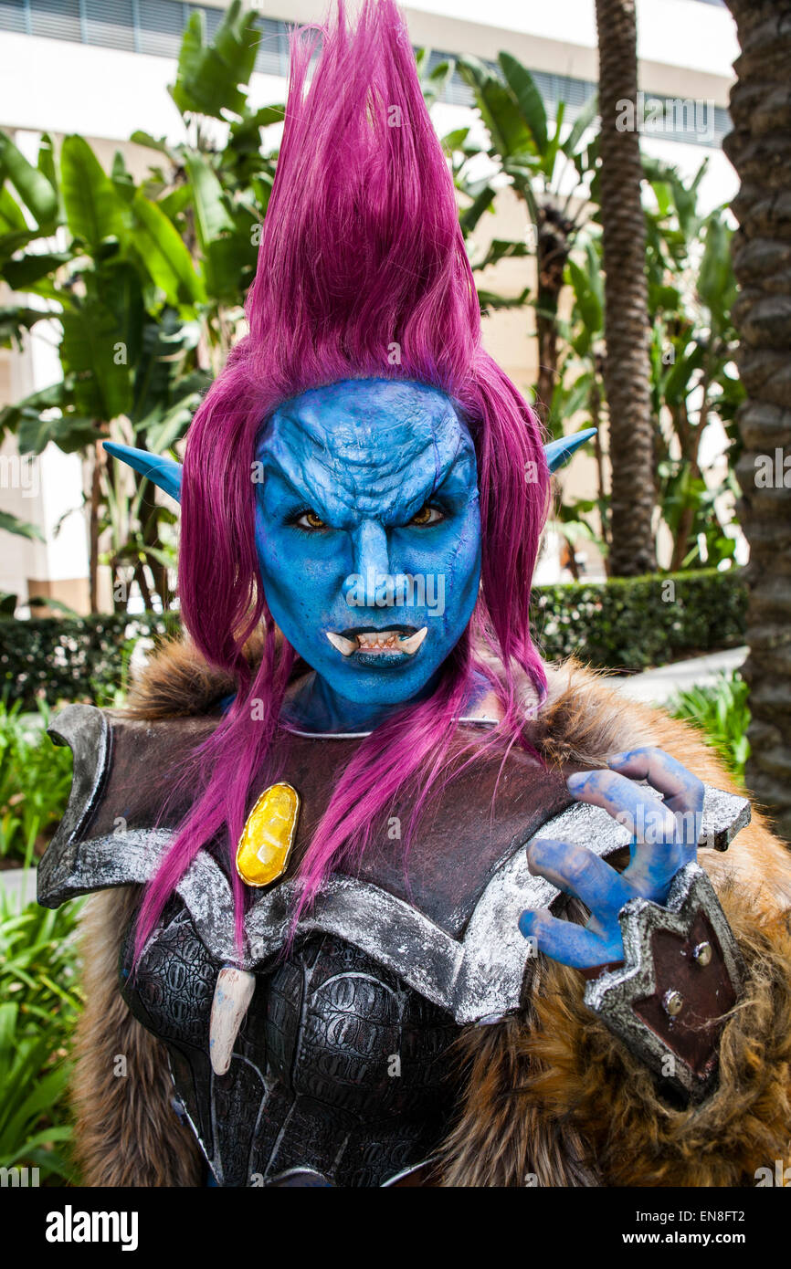 Cosplayeuse Jessica LG habillé comme un troll du jeu vidéo World of Warcraft après le panneau 101 Cosplay à WonderCon. Banque D'Images