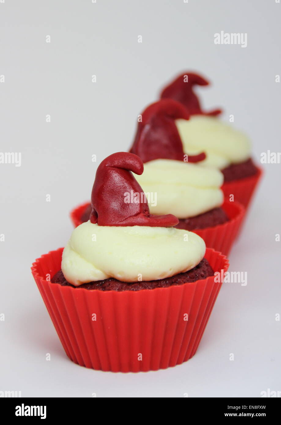 Ligne isolée de Red Velvet cupcakes avec glaçage au fromage à la crème Banque D'Images