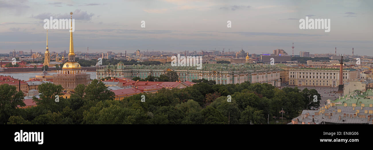 L'Amirauté flèche dorée, surmontée d'une petite voile navire de guerre, et la cathédrale de Pierre et Paul, Saint Petersburg, Russie Banque D'Images