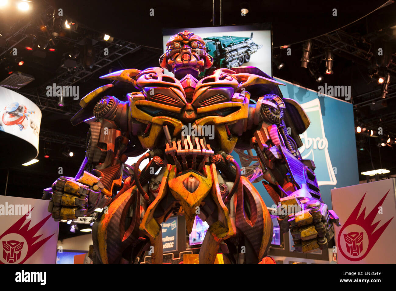 Vue à la recherche à la statue de massive des transformateurs Bumblebee série de film à l'affiche au San Diego Comic Con. Banque D'Images