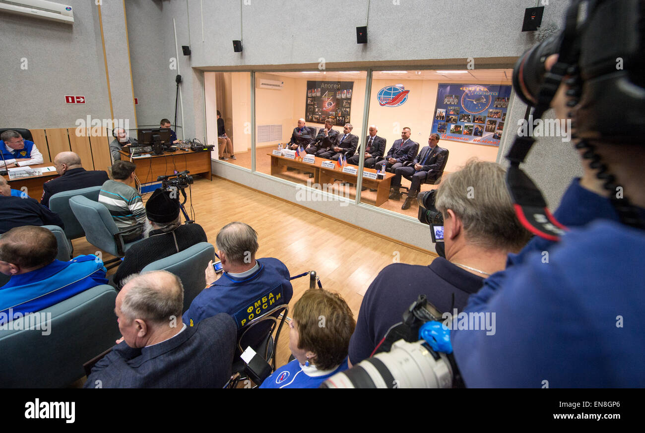 Expedition 43 premier et de sauvegarde les équipages sont vus en quarantaine derrière une vitre, de gauche, membres de l'équipage Expedition 43, premier astronaute de la NASA Scott Kelly, cosmonautes russes Gennadi Padalka et Mikhail Kornienko de Roscosmos, 43 membres de l'équipage de l'expédition de secours ; Jeff Williams, astronaute de la NASA cosmonautes russes Alexei Ovchinin, et Sergei Volkov de Roscosmos au cours de la réunion de la Commission de l'état d'approuver l'Ensemble de Lancement Soyouz à la Station spatiale internationale, jeudi 26 mars 2015 à l'hôtel cosmonaute à Baïkonour, au Kazakhstan. Kelly, Kornienko, et Padalka a lancé vers la Station spatiale internationale Banque D'Images