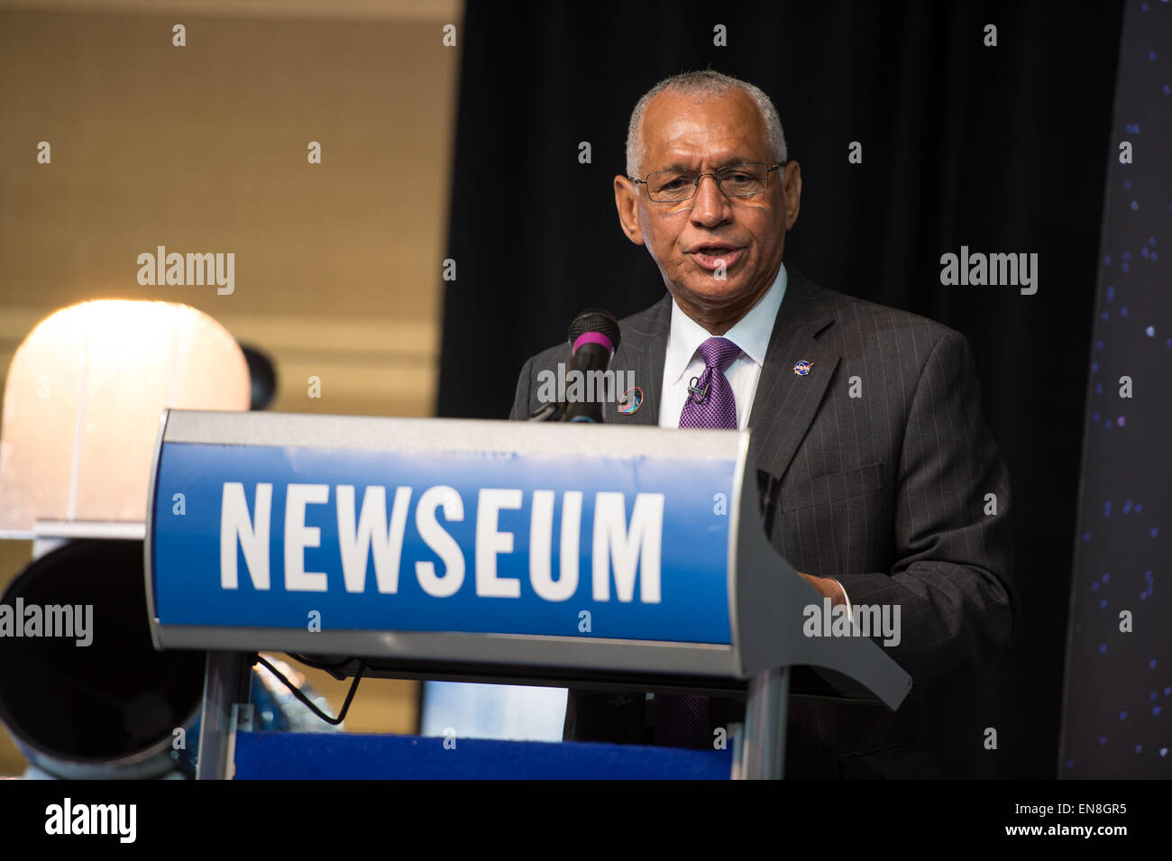 L'administrateur de la NASA Charles Bolden prend la parole à l'image officielle du 25e anniversaire de Hubble événement débuts jeudi, 23 avril 2015 au Newseum à Washington, DC. L'image officielle d'Hubble proche infrarouge, caméra à grand champ 3 est d'un million deux ans d'environ 3 000 étoiles cluster appelé Westerlund 2, nommé d'après l'astronome qui a découvert dans les années 1960. Westerlund 2 est situé dans la constellation de la carène sur 20 000 années-lumière de la Terre. Banque D'Images