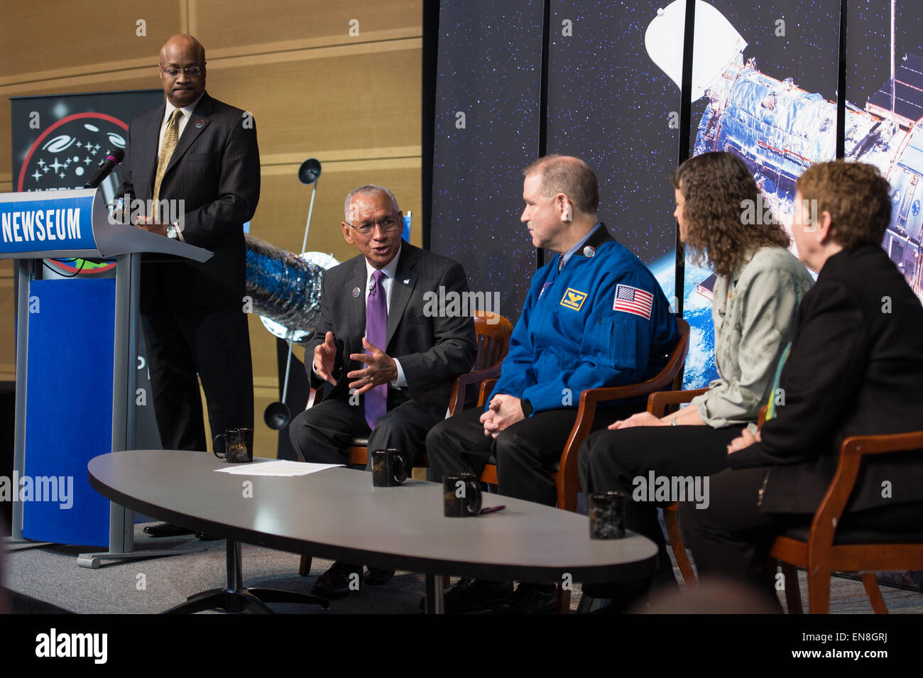 L'administrateur de la NASA Charles Bolden prend la parole à l'image officielle du 25e anniversaire de Hubble événement débuts jeudi, 23 avril 2015 au Newseum à Washington, DC. L'image officielle d'Hubble proche infrarouge, caméra à grand champ 3 est d'un million deux ans d'environ 3 000 étoiles cluster appelé Westerlund 2, nommé d'après l'astronome qui a découvert dans les années 1960. Westerlund 2 est situé dans la constellation de la carène sur 20 000 années-lumière de la Terre. Banque D'Images