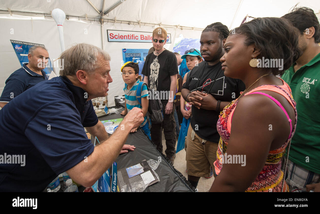 Les participants à la Journée de la Terre 2015 Citoyen du monde visite d'événements expositions de la NASA le Samedi, Avril 18, 2015 sur la base du Monument de Washington à Washington, DC. Banque D'Images