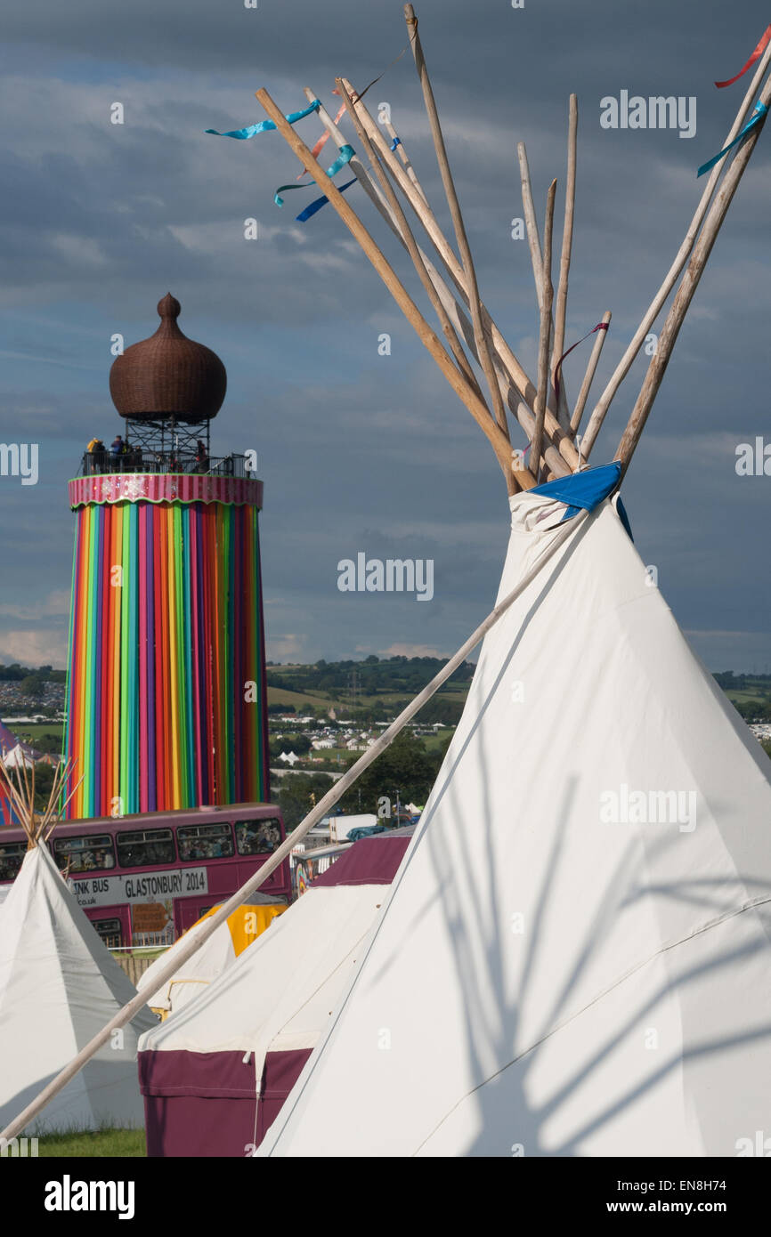 GLASTONBURY, Royaume-Uni - JUIN 28 : tentes Tipi et tour à Glastonbury Festival le 28 juin, 2014 à Pilton Farm, dans le Somerset. Banque D'Images