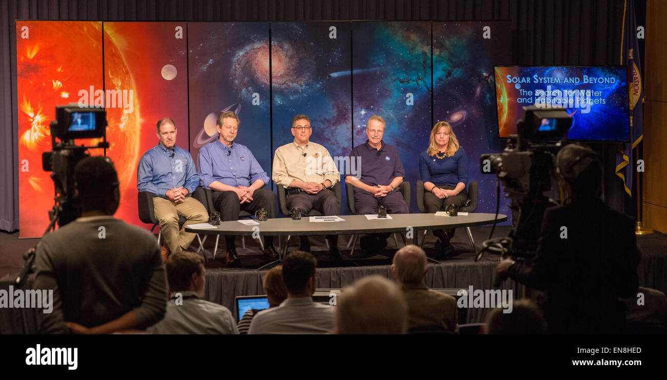 Les panélistes de gauche : John Grunsfeld, administrateur associé pour la Direction de Mission scientifique au siège de la NASA, James Green, directeur de la science planétaire au siège de la NASA, Jeffrey Newmark, directeur par intérim de l'héliophysique au siège de la NASA, Paul Hertz, directeur de l'astrophysique au siège de la NASA, et Ellen Stofan, expert scientifique en chef de la NASA, sont vus à la "Système solaire et au-delà : la NASA à la recherche d'eau et de planètes habitables" événement Le mardi, 7 avril 2015, au siège de la NASA à Washington, DC. Les panélistes ont discuté des récentes découvertes de l'eau et de matières organiques dans nos so Banque D'Images