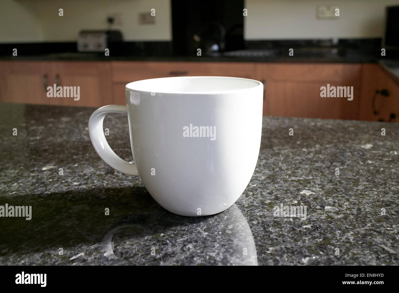 Mug tasse à café sur un plan de travail en granit dans une cuisine au Royaume-Uni Banque D'Images