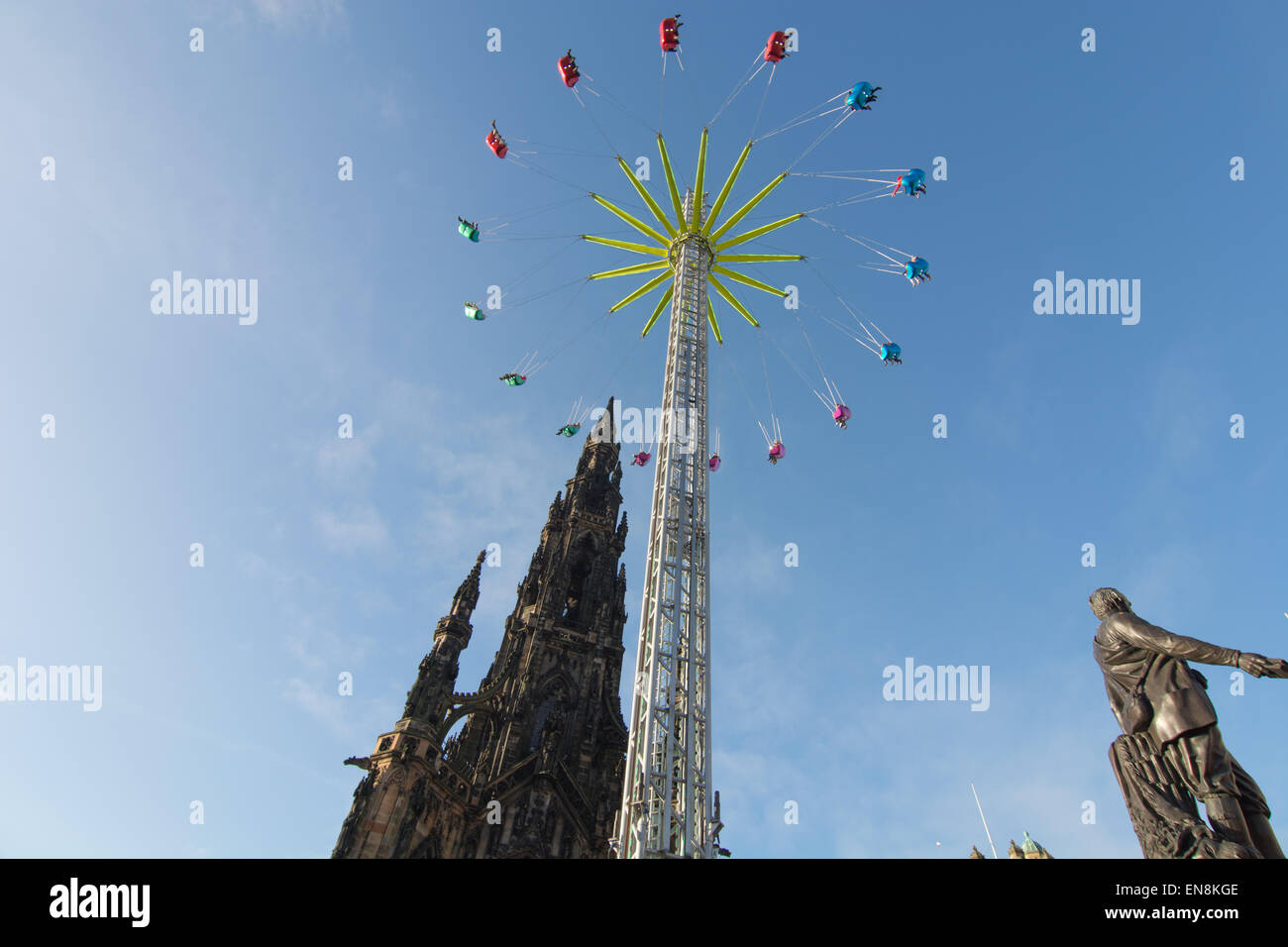 Attraction StarFlyer d'Édimbourg avec ciel bleu et monument Scott pendant la foire d'hiver de Noël Banque D'Images