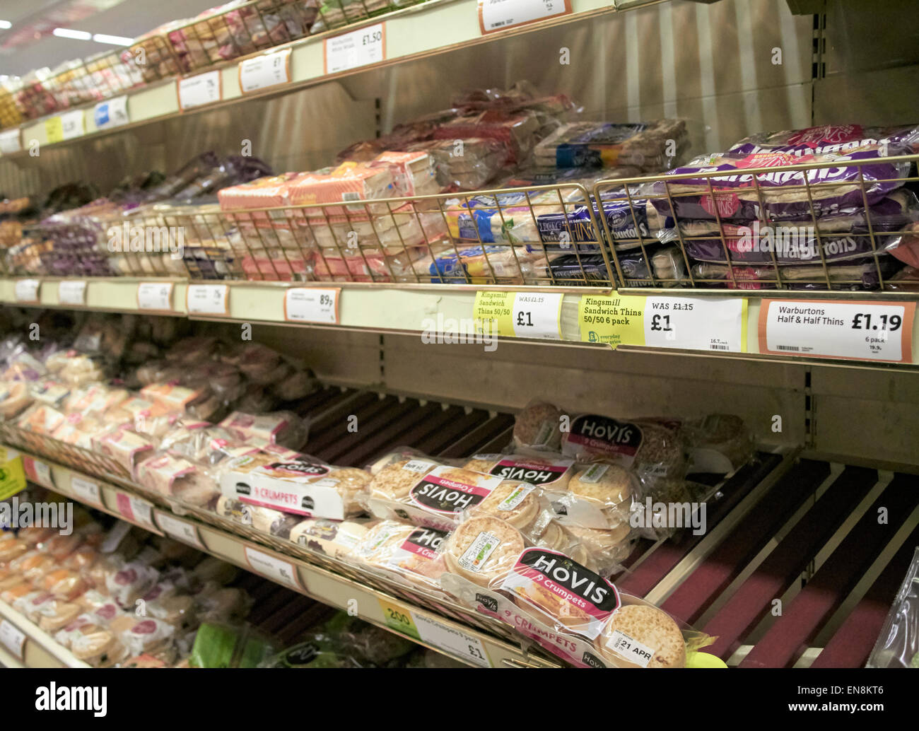 L'allée du pain en supermarché Morrisons au Royaume-Uni Banque D'Images