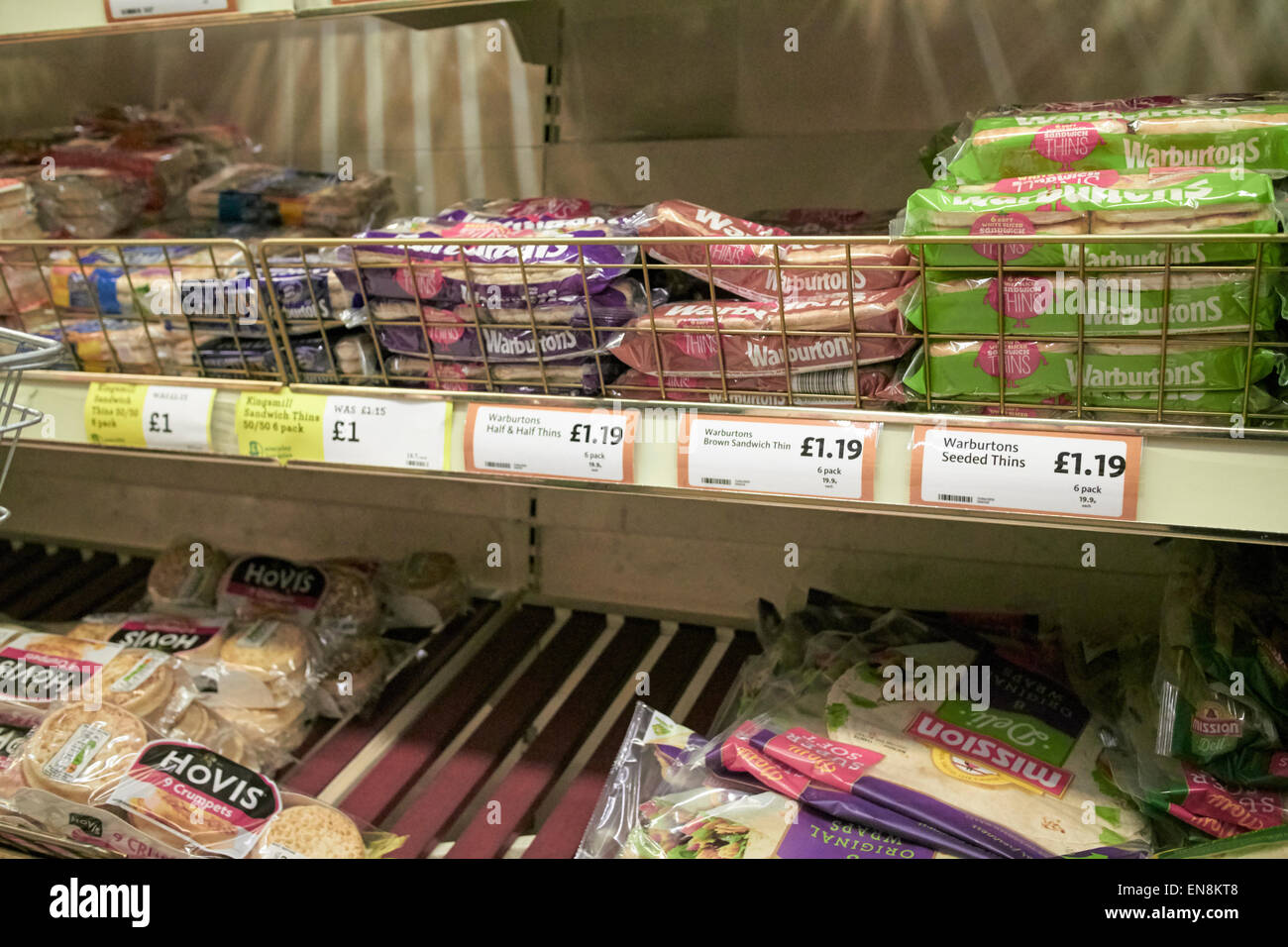 Amincit warburtons dans l'allée du pain en supermarché Morrisons au Royaume-Uni Banque D'Images