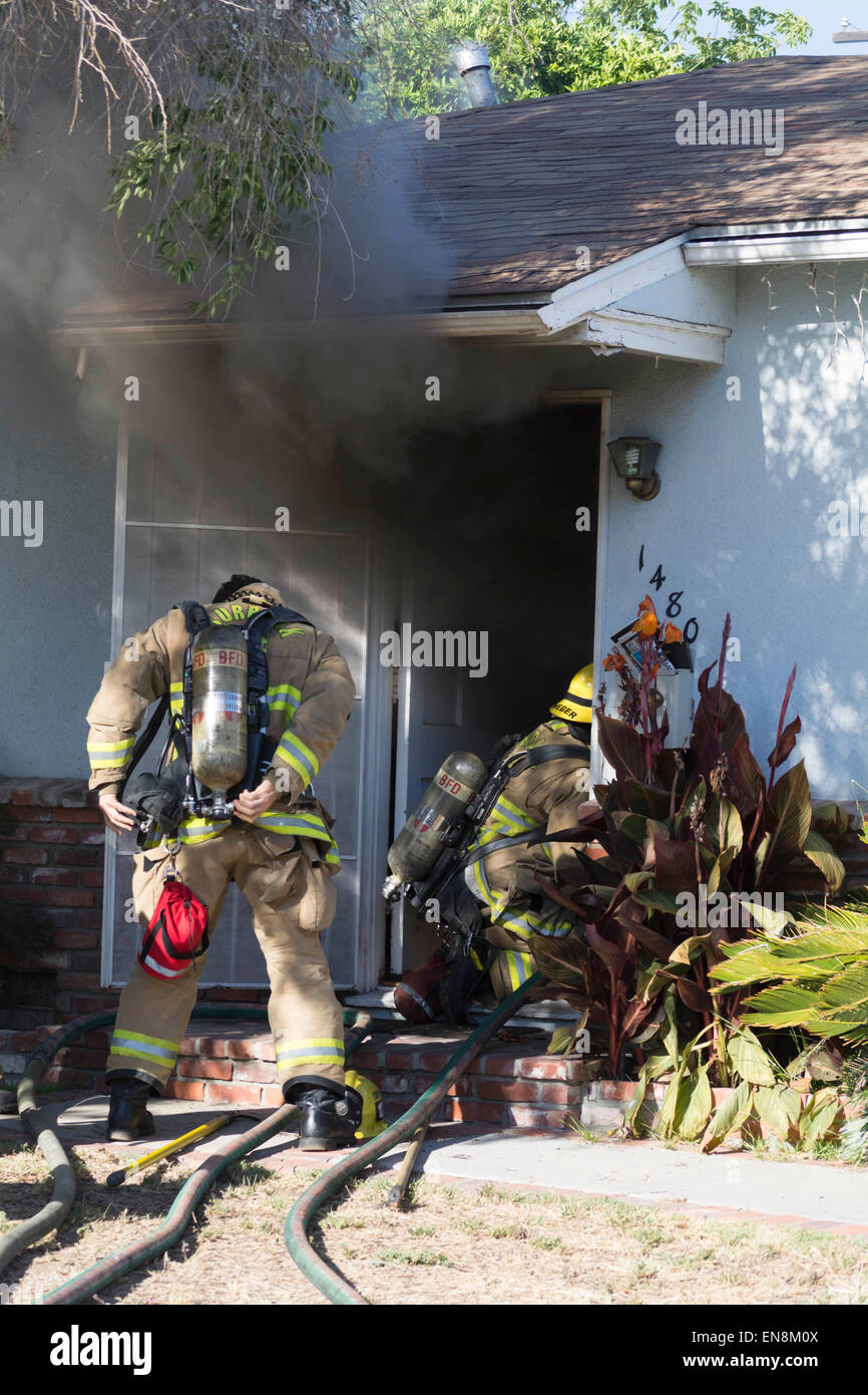 Burbank, CA USA 28 JAN 2015 Burbank CA pompiers de l'incendie d'une maison. Banque D'Images