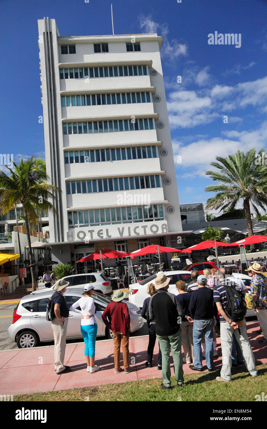 Une visite architecturale groupe dans le quartier Art déco de South Beach, Ocean Drive, Miami Beach, Florida, USA Banque D'Images