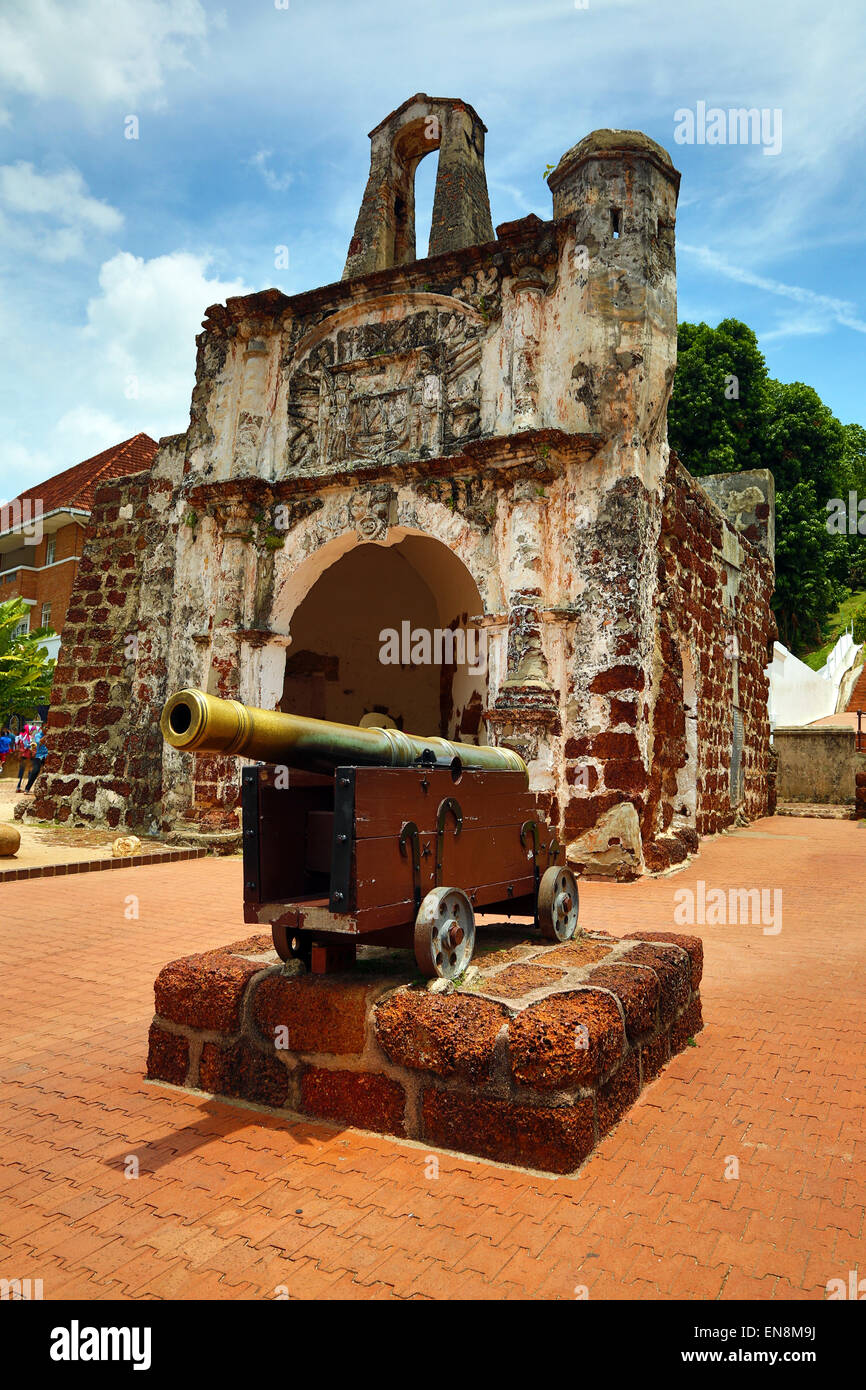 Stone Gate, la seule partie de l'un Famosa fort avec les Canon à Malacca, Malaisie Banque D'Images