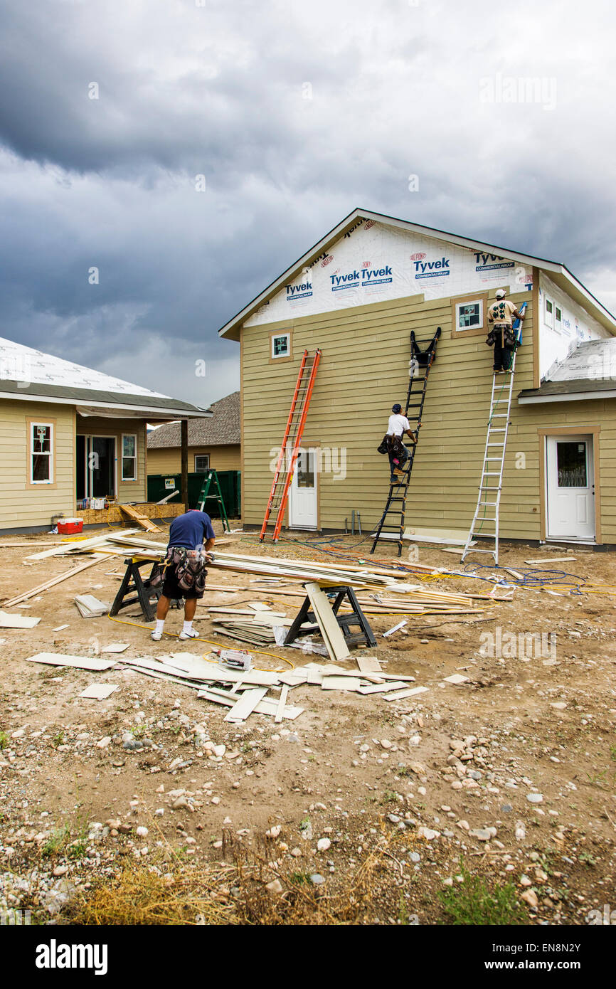 Revêtement extérieur de l'installation, la construction d'une habitation de style Craftsman home dans le Colorado, USA Banque D'Images