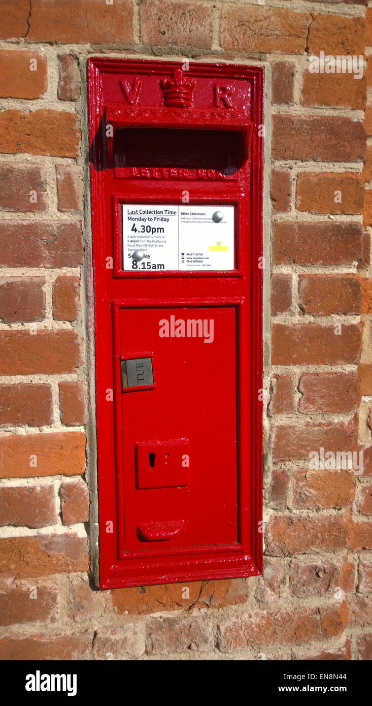 Postbox victorienne au Snape Maltings Suffolk côté pick up est le mardi Banque D'Images