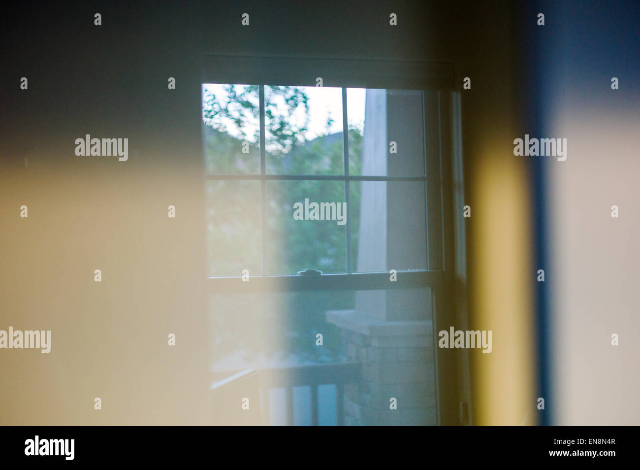 Résumé de l'intérieur Vue d'une fenêtre dans une maison de style Craftsman, Salida, Colorado, USA Banque D'Images
