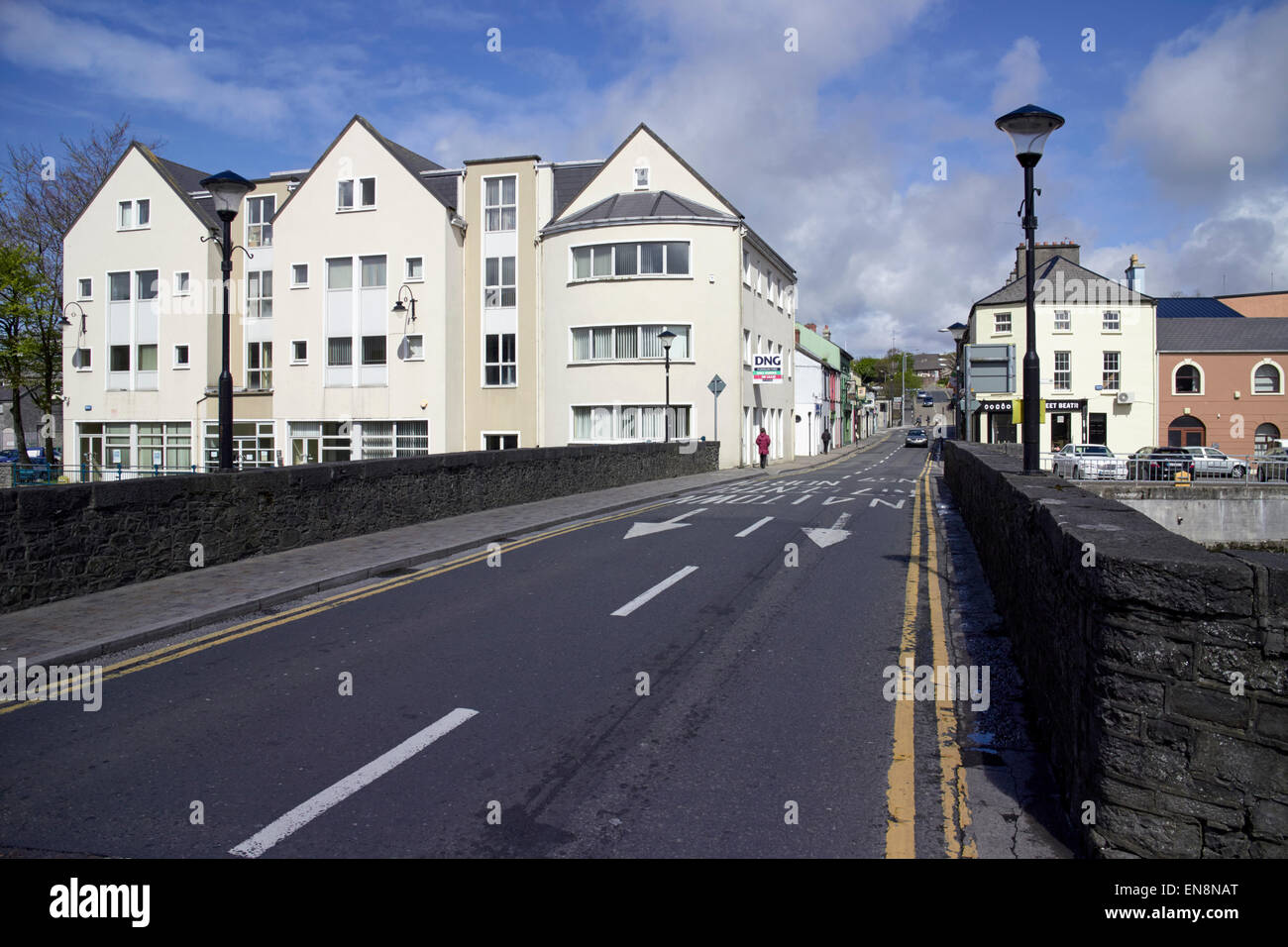 Le pont en arc de pierre et de la rue Bridge la ville de Sligo en république d'Irlande Banque D'Images