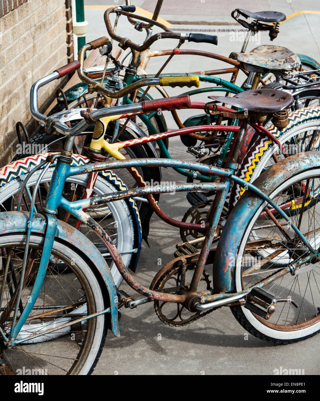 Des vélos anciens stationné à l'extérieur de Salida Bike Company, downtown historic Salida, Colorado, USA Banque D'Images