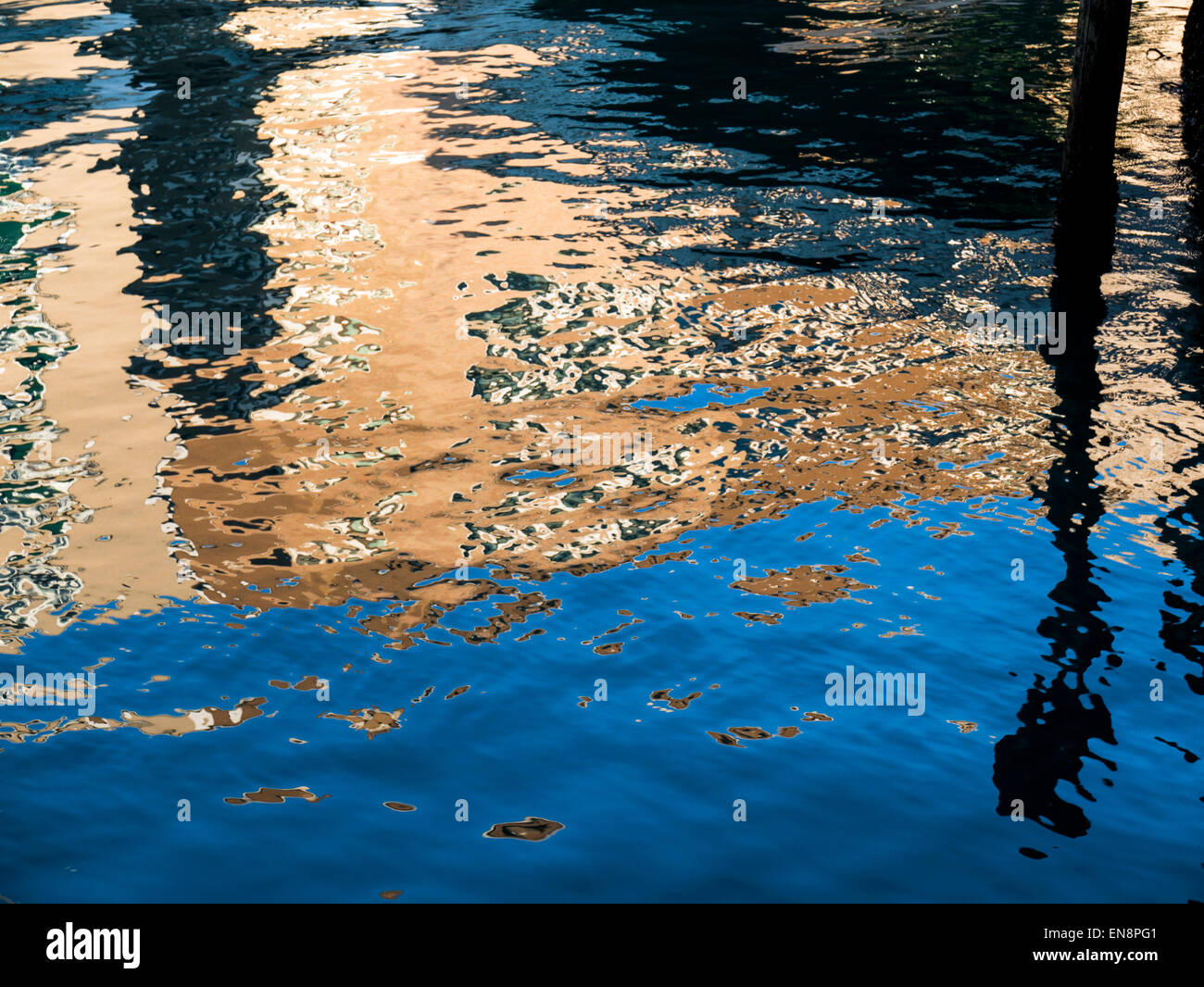 Reflets dans l'eau, Venise, Italie, la ville des canaux Banque D'Images