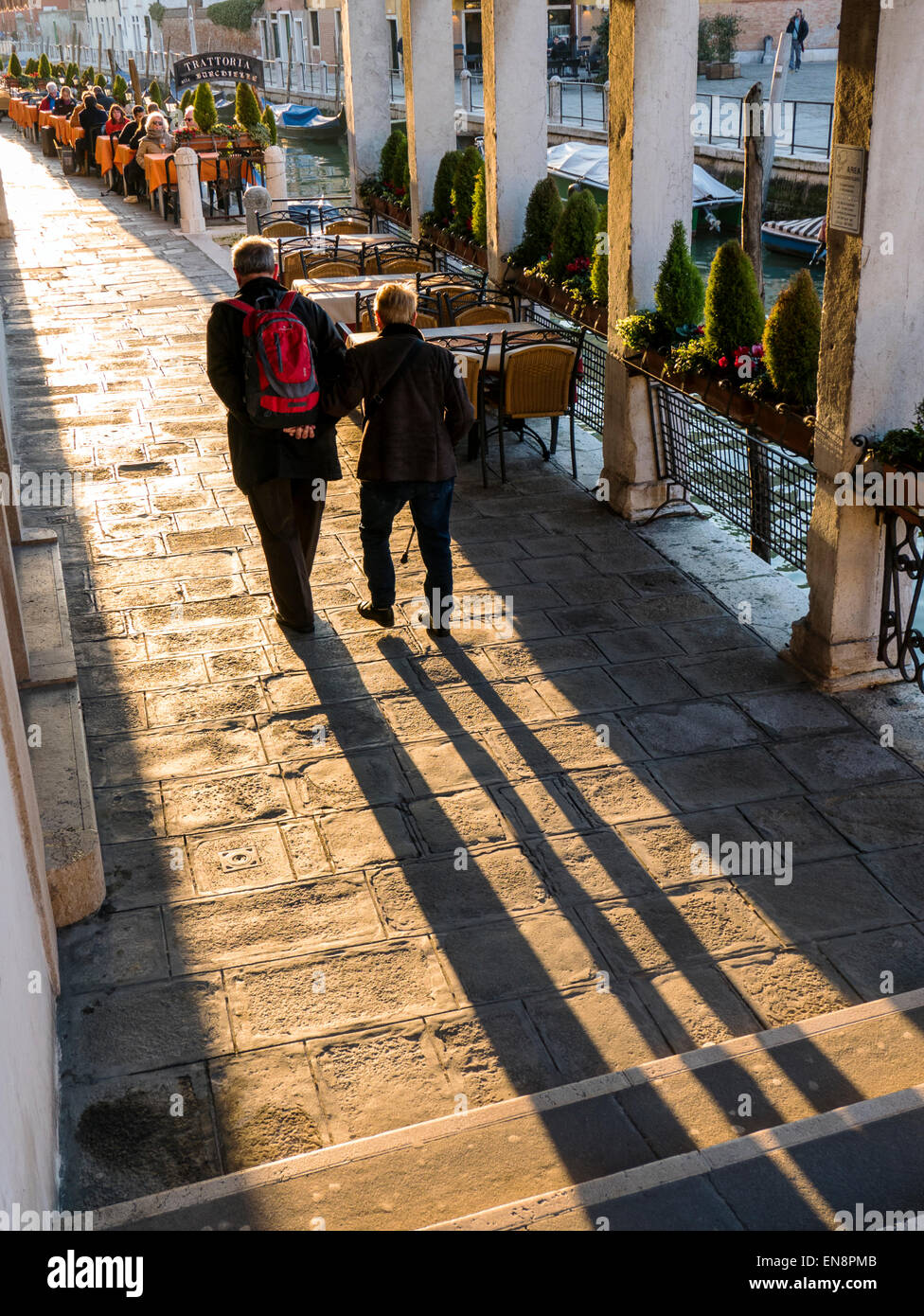 Les touristes et habitants de la randonnée les chemins pavés, Venise, Italie, ville des canaux Banque D'Images